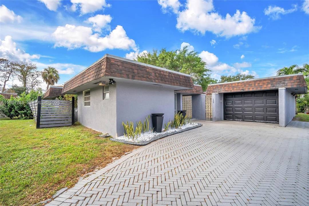 Welcome home to this beautiful 4 bedrooms 3 bath home in the sought after desired Woodlands community.