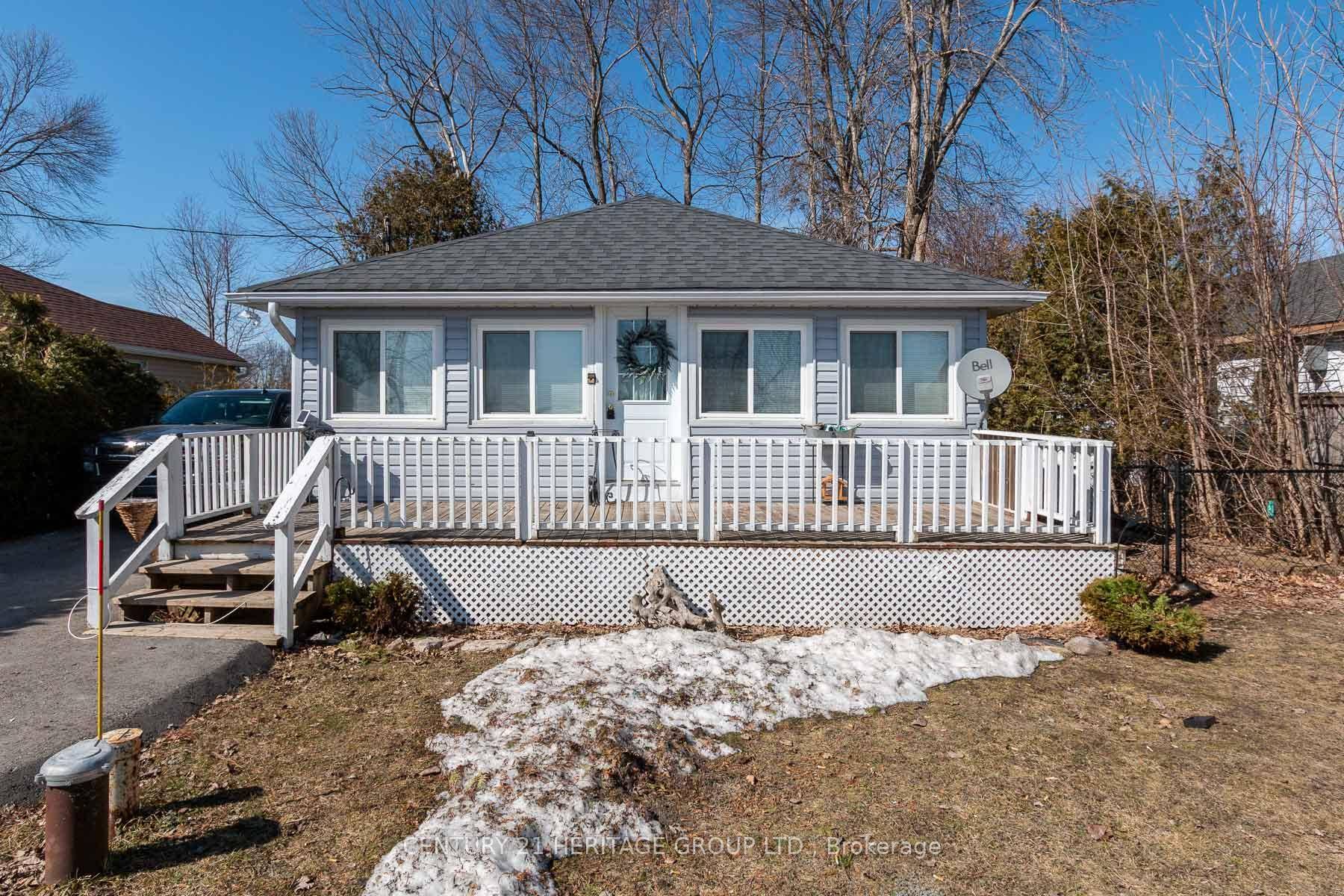 Cozy 2 bedroom, 1 bathroom cottage home nestled on the shores of beautiful Lake Simcoe.