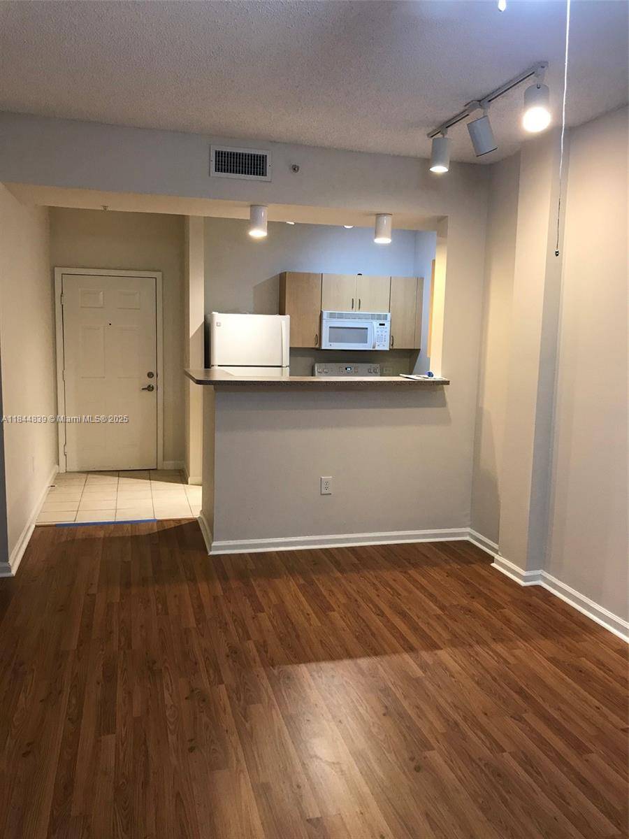 SPACIOUS SPLIT 2 BEDROOM WITH 2 FULL BATHROOMS, TUB SHOWER, 2 WALK IN CLOSETS, FULL KITCHEN WITH STOVE OVEN, MICROWAVE, REFIGERATOR, WASHER AND DRYER, TERRACE OVERLOOKING GARDEN.