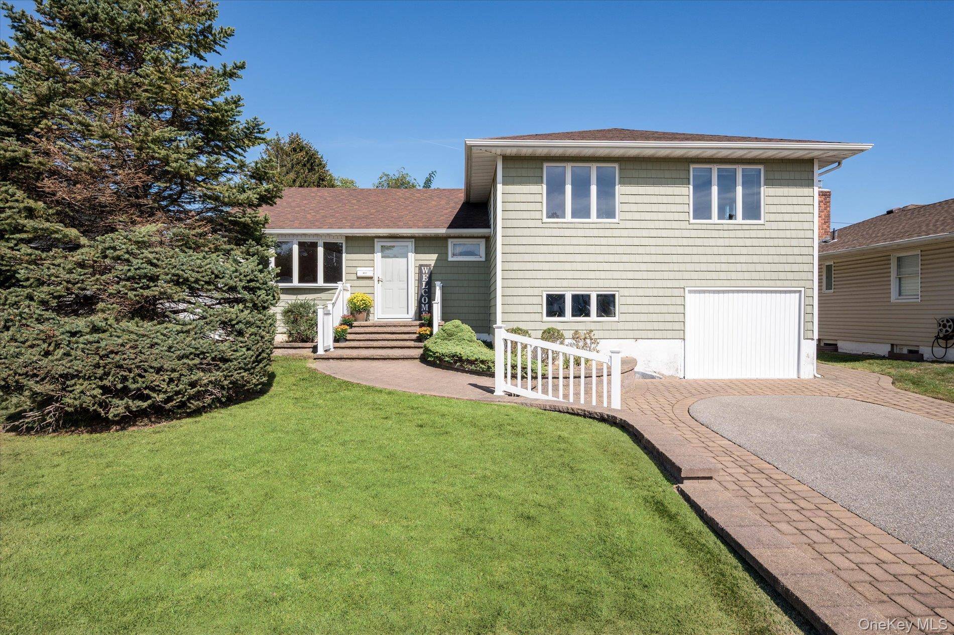 This spacious 3 bedroom split level home is situated mid block on a quiet tree lined street, and is ideally located close to schools, shopping, and transportation.