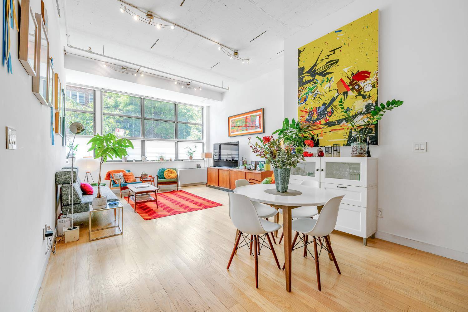 In the heart of the vibrant Long Island City, this one bedroom home office den offers sophisticated design and a high level of craftsmanship throughout is perfect to use as ...