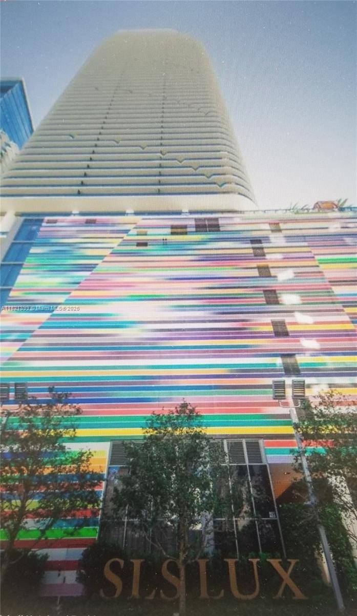 Stunning 1BD 1BA Apartment in the Heart of Brickell Resort Style Living Experience luxury and elegance from the moment you enter this iconic building, considered one of the finest in ...