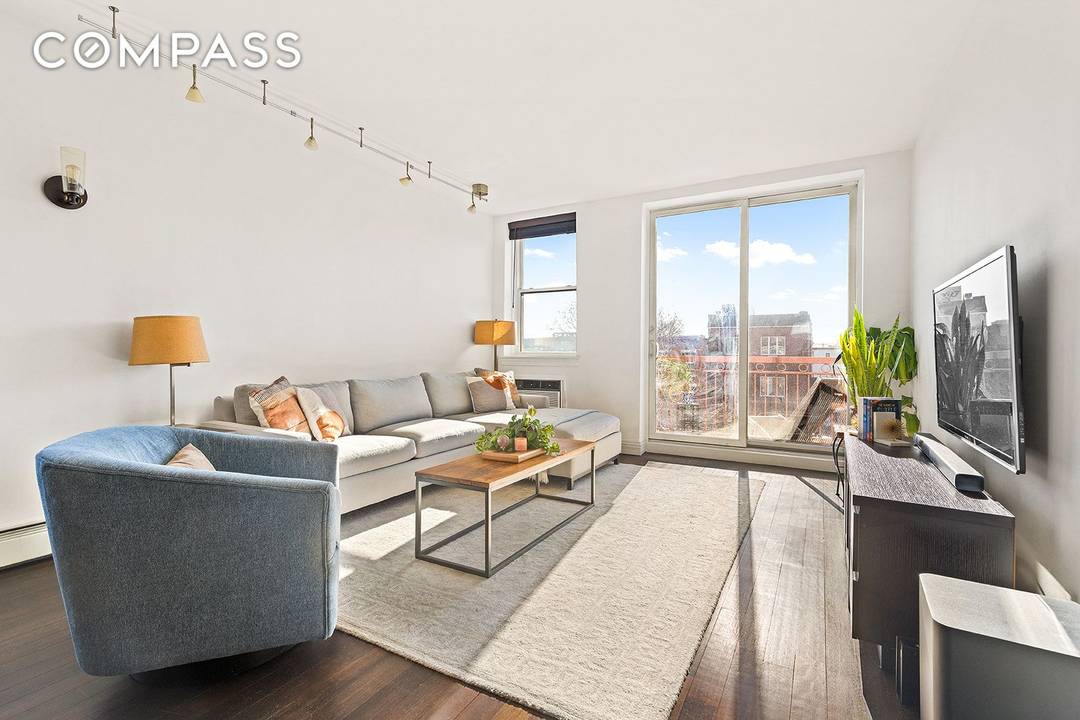 Natural light, views, huge bedrooms, and a spectacular roof deck this Carroll Gardens duplex truly has it all.