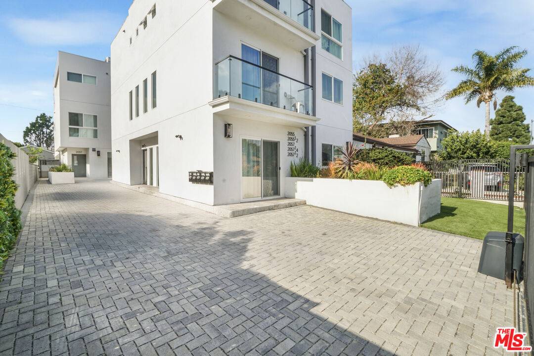 2057 S Garth Ave 4BR La