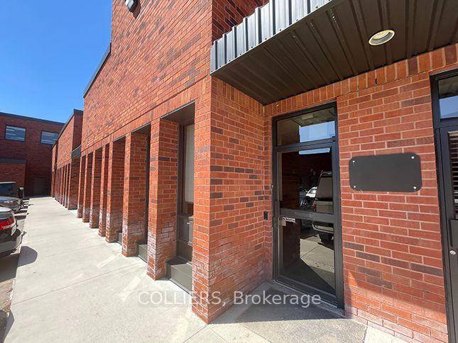 Hard to find small industrial unit in a coveted area, surrounded by many restaurants, banks and other amentiies.