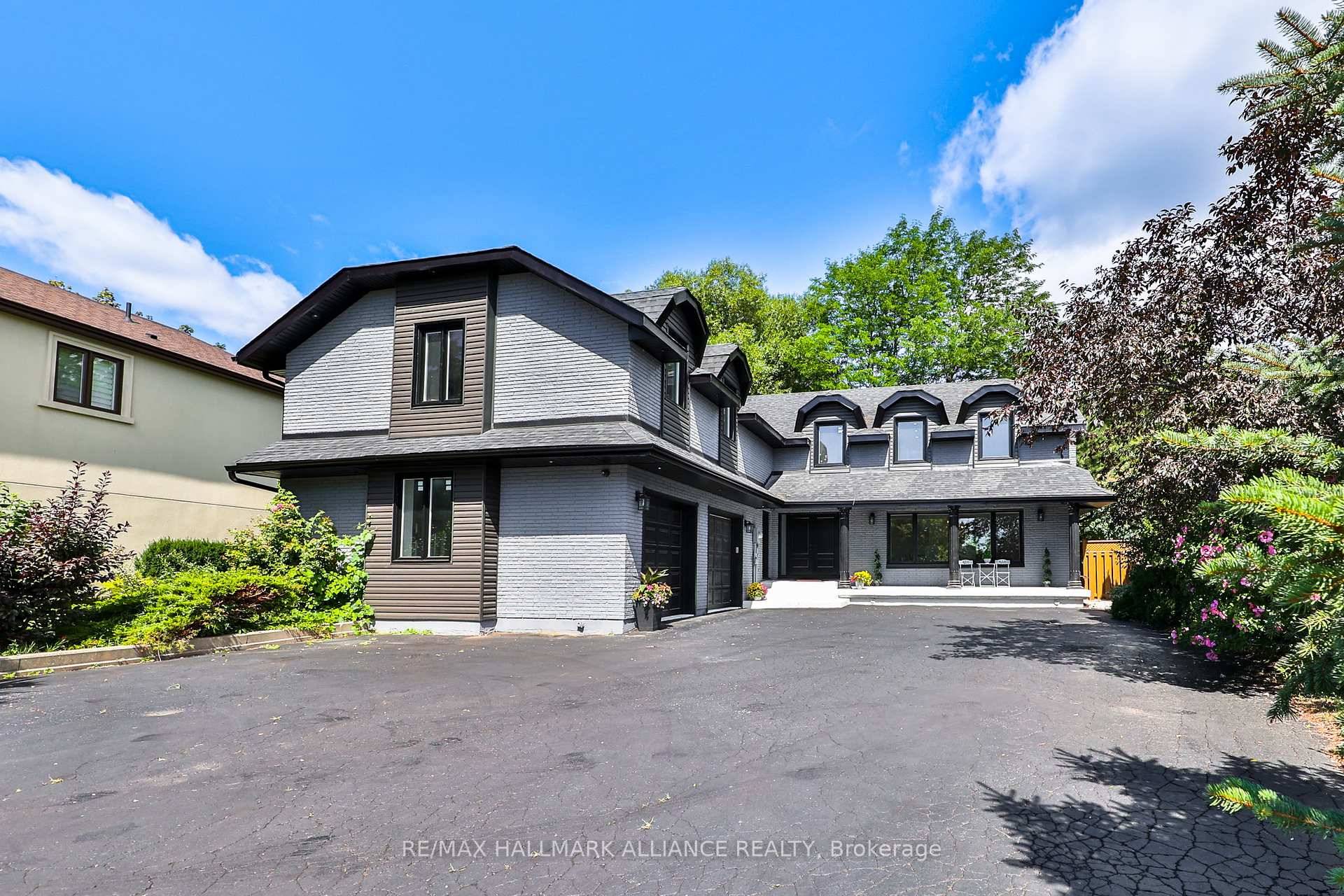 Exquisite Luxury Living in Southeast OakvilleStunning top to bottom renovation on a rare acre estate lot in one of Oakvilles most prestigious neighborhoods.
