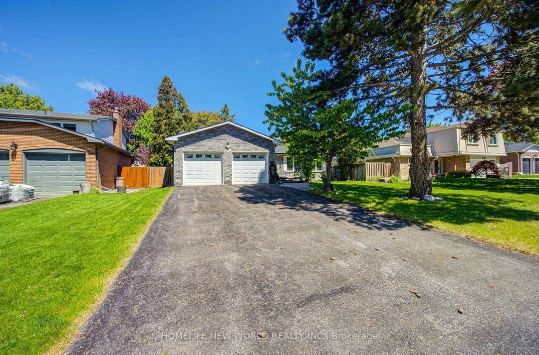 Investors or owners welcome to 42 Hamilton Hall Dr.