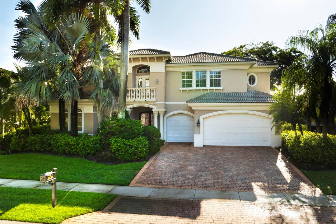 This Egret Lakes estate home offers 5 bedrooms 4.