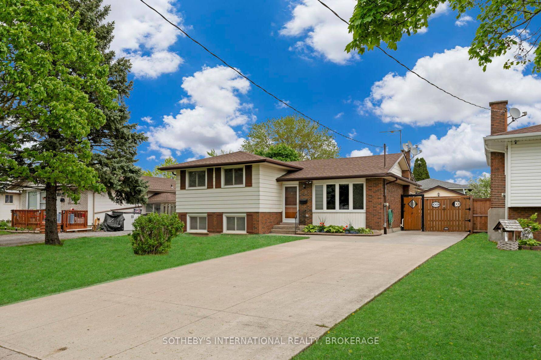 Located in a family friendly neighbourhood, close to all amenities and walking distance to schools, 4 Huntley Crescent is a lovely side split with a generous addition, bringing the total ...