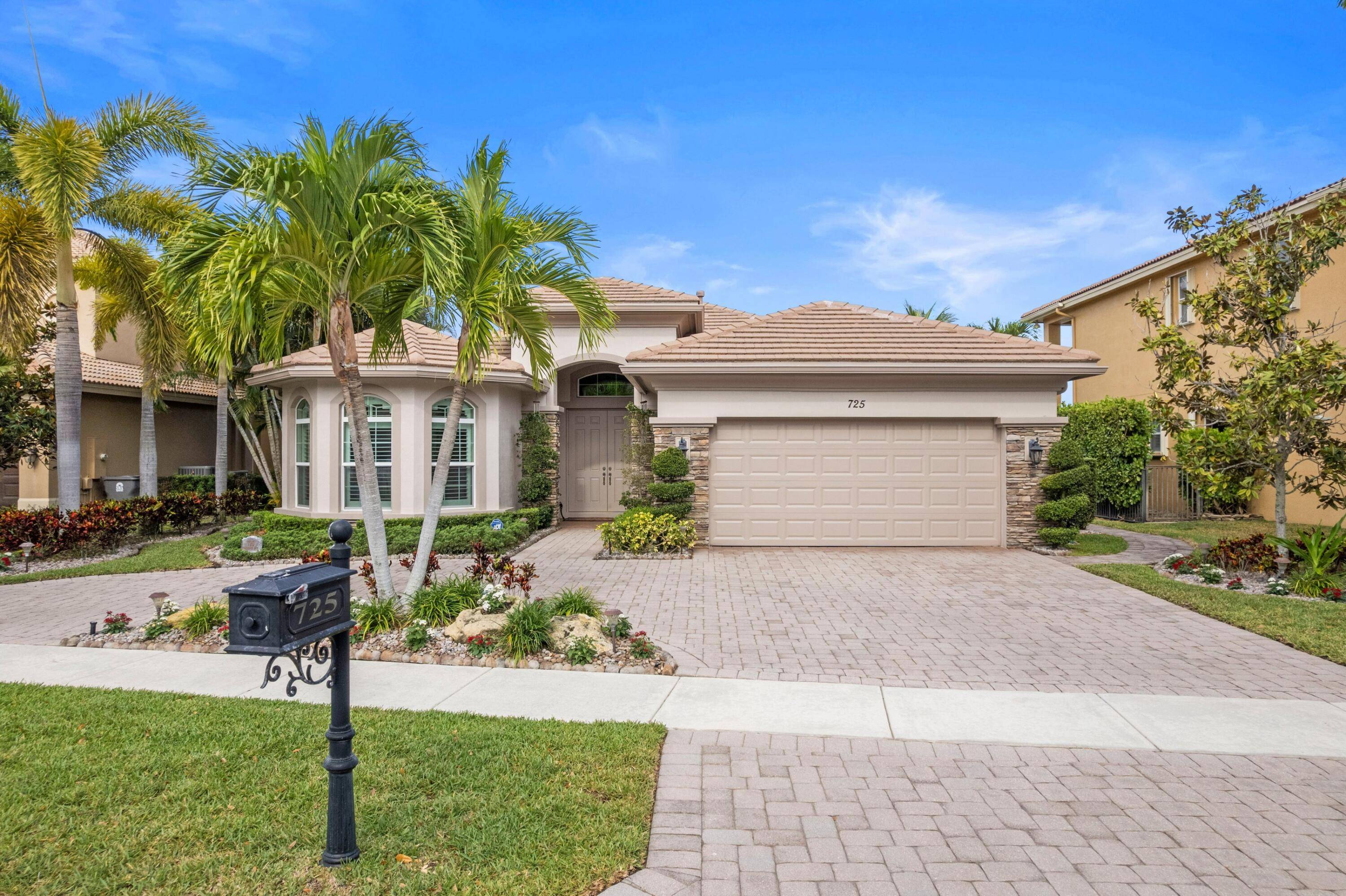 GORGEOUS WATERFRONT ESTATE OVERSIZED LOT PRESTIGIOUS WELLINGTON VIEW PRIME WEST PALM BEACH LOCATION Grand Foyer Plantation Shutters Dramatic 14' Ceilings Crown Molding Whole House Audio System Wet Bar Split Floor ...