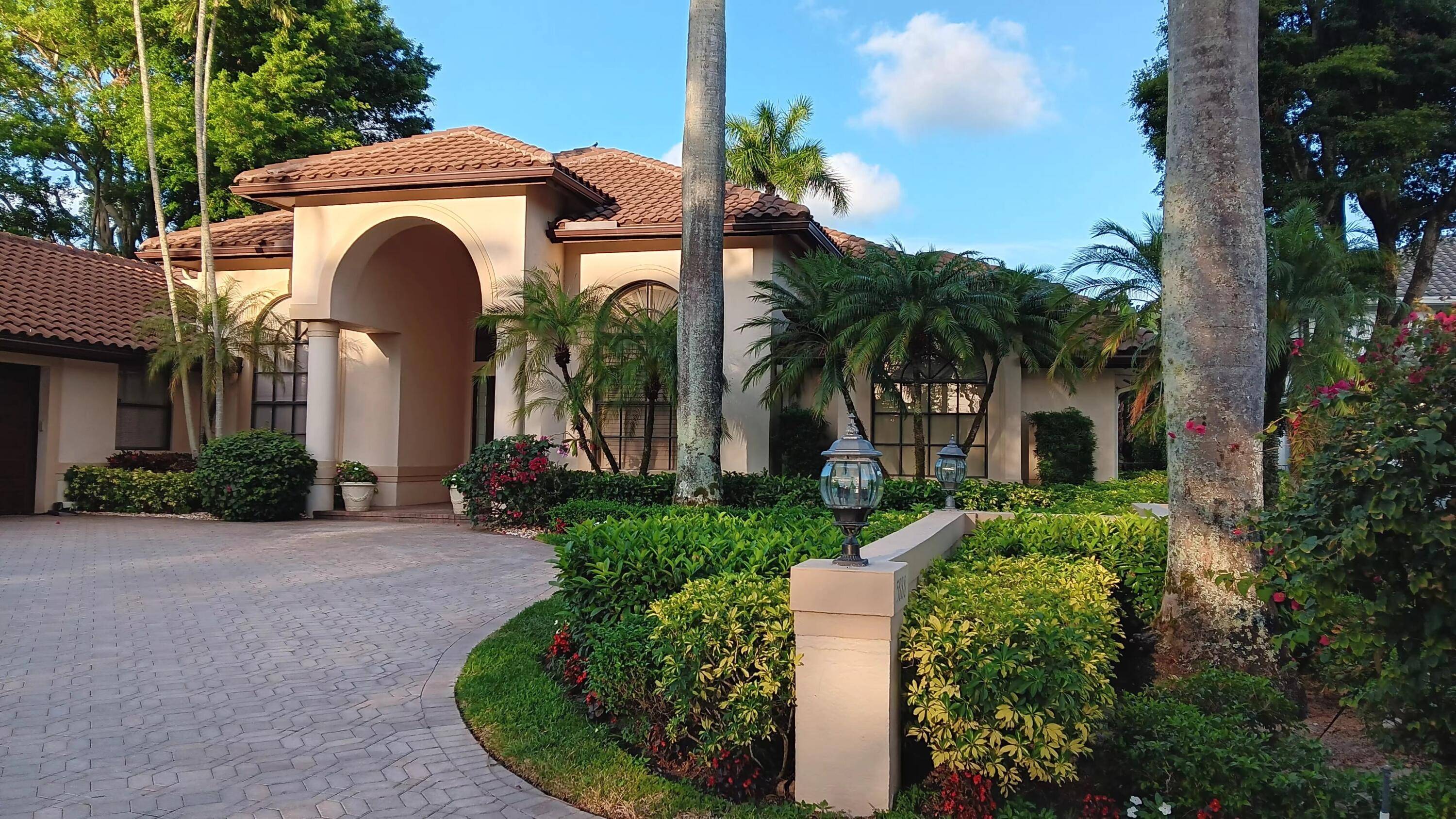 Stunning custom built 3 4 bdrm, 3.