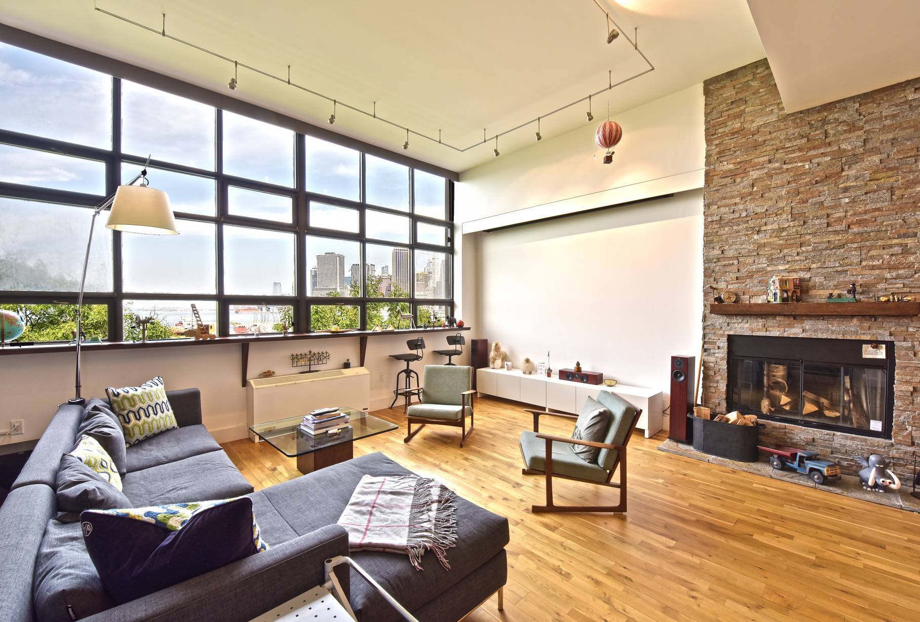 Enjoy breathtaking views of the New York skyline and harbor from this sprawling 2 bedroom, 2 1 2 bathroom duplex apartment.