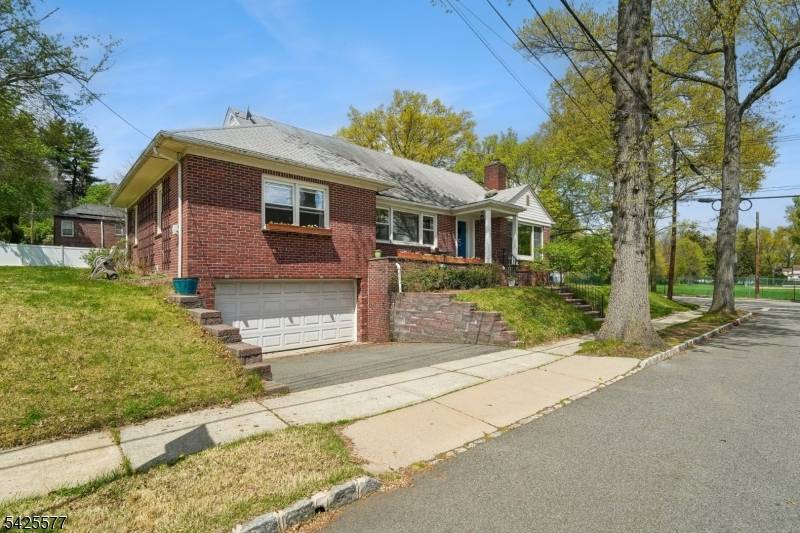 Situated on a dead end street with park views, this beautifully maintained home offers an unbeatable Pleasantdale location just one block from Kelly Elementary.