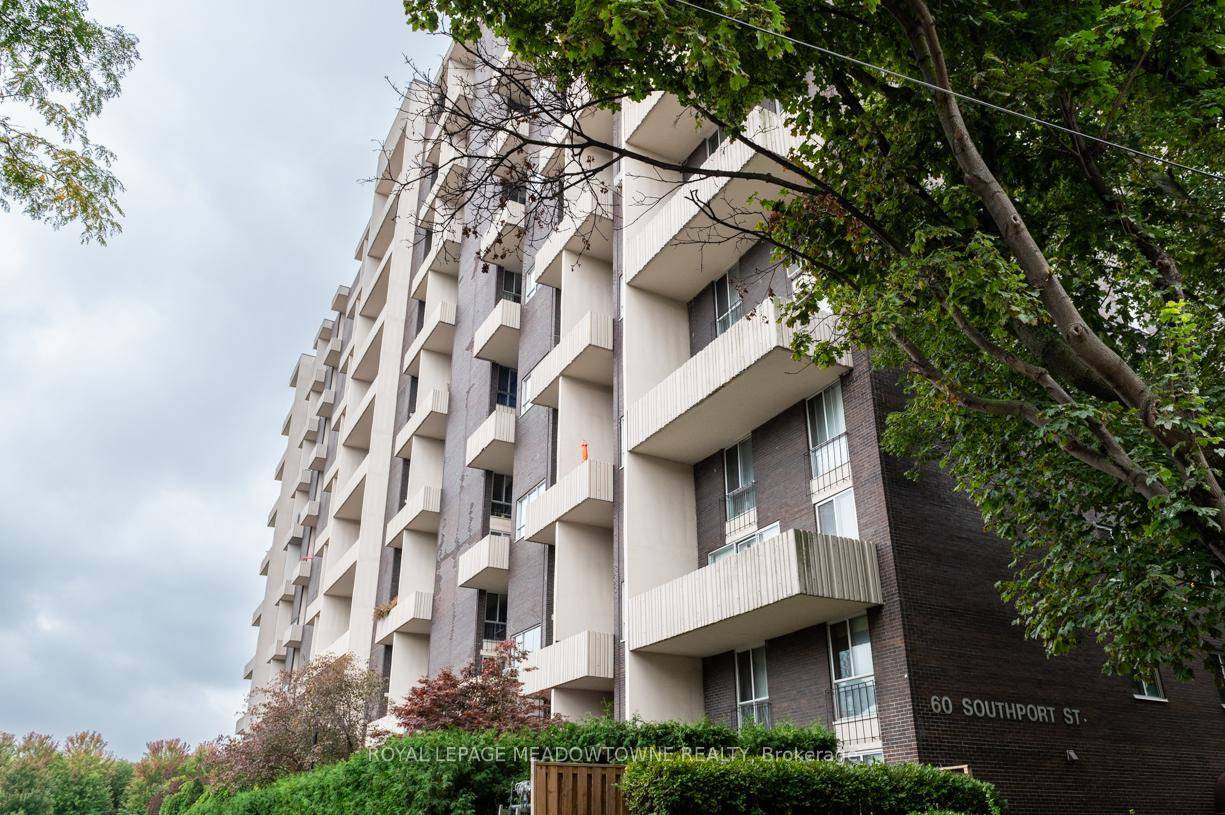 How to describe this 2 storey 1133 sq ft 2 3 bedroom apartment ?