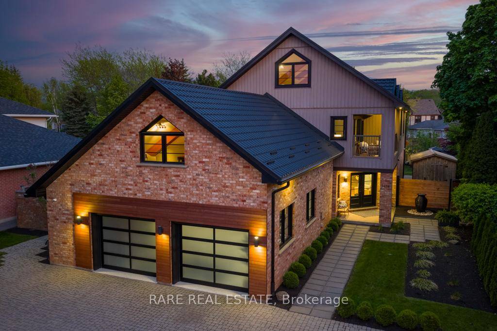 Welcome to 3474 Vinehaven Trail a rare offering on a sprawling 70 x 173 ft lot perched on the bench of the Niagara Escarpment in beautiful Vineland, Ontario.