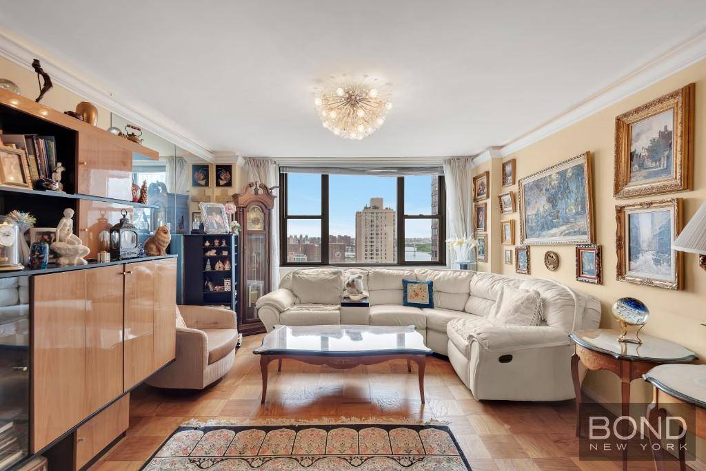 PRICE IMPROVEMENT PRIME UPPER EAST SIDE 2 BLOCKS TO Q TRAIN POSTCARD VIEWS FROM EVERY ROOM !