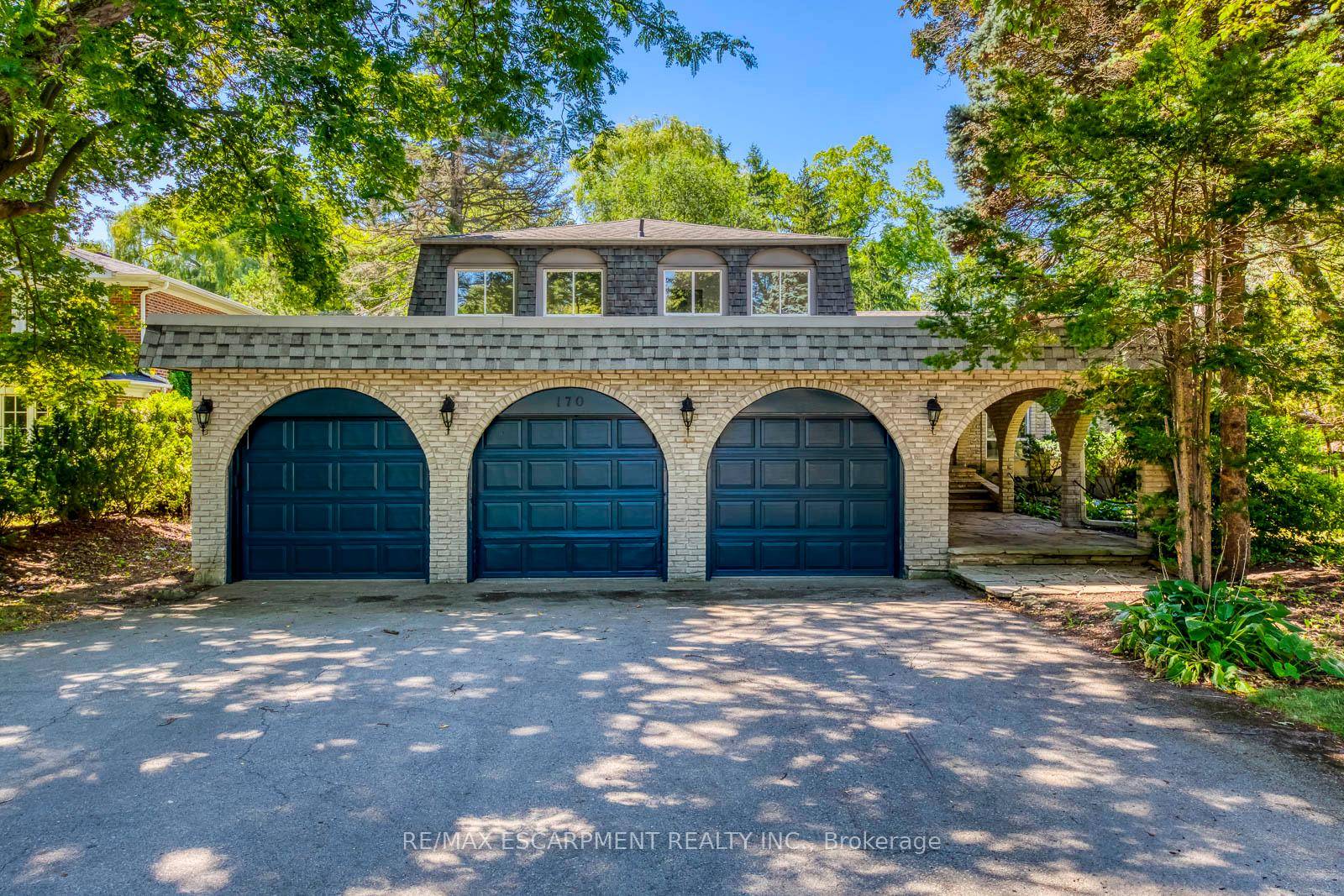 Welcome to 170 Cavendish Court, a beautifully updated 5 bedroom, 4 bathroom residence where timeless elegance meets Muskoka inspired serenity in the heart of South East Oakville's prestigious Morrison enclave.
