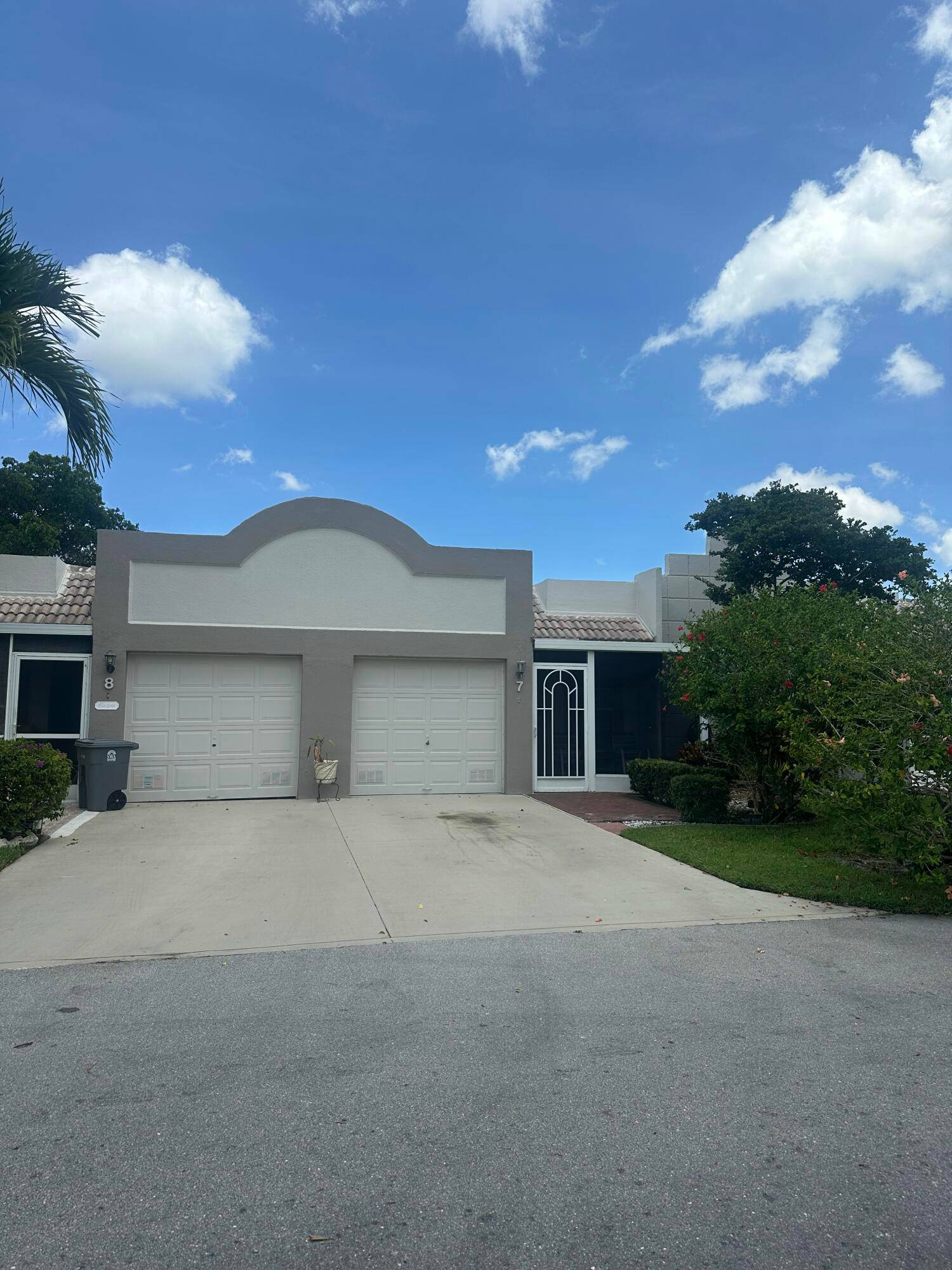 MUST SEE ! 2 2 updated Boca raton Villa Open bright Layout.