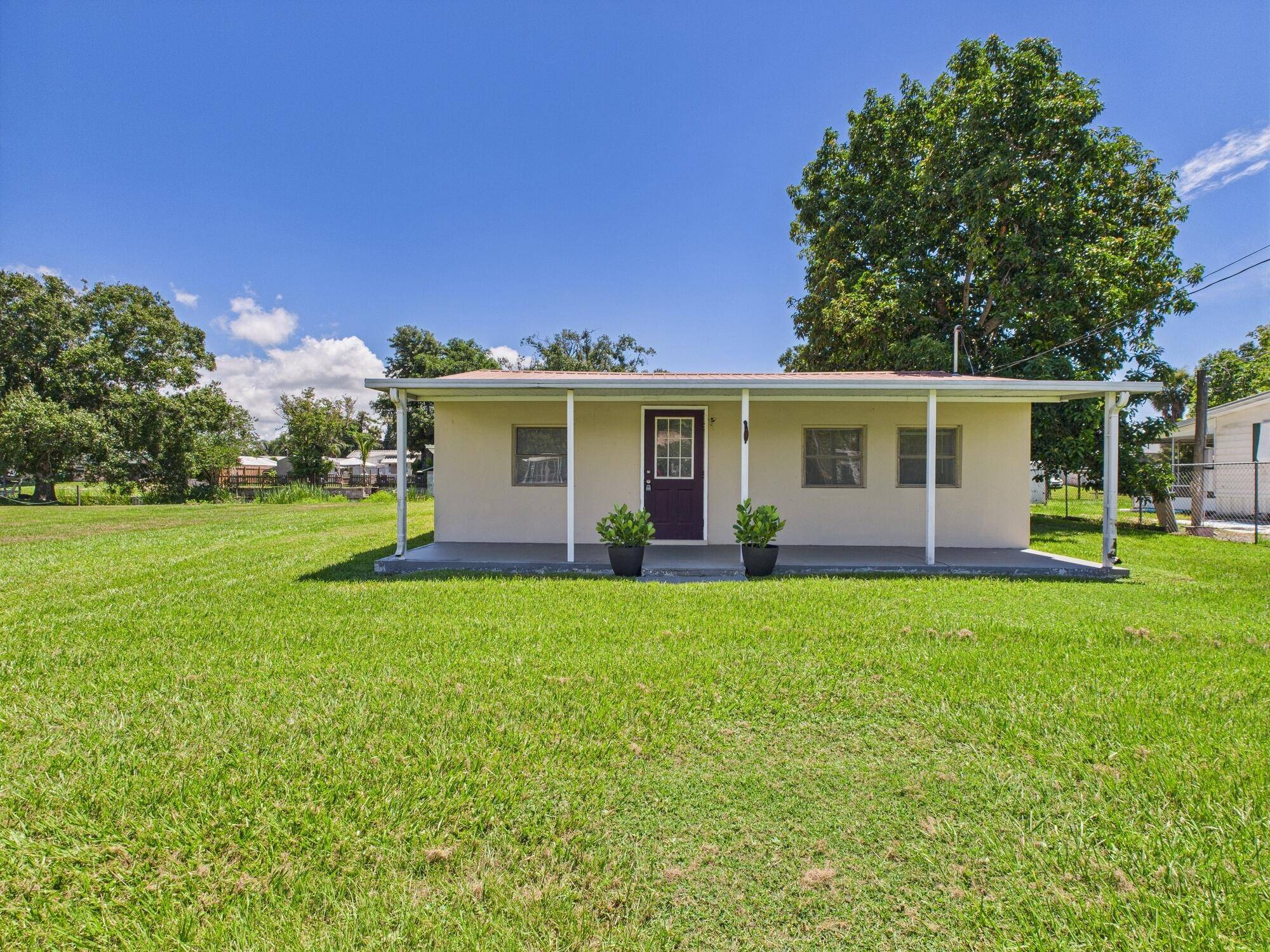 Charming Waterfront Home in Okeechobee Discover serene lakeside living with this delightful concrete block home in Okeechobee, offering direct access to Lake Okeechobee.