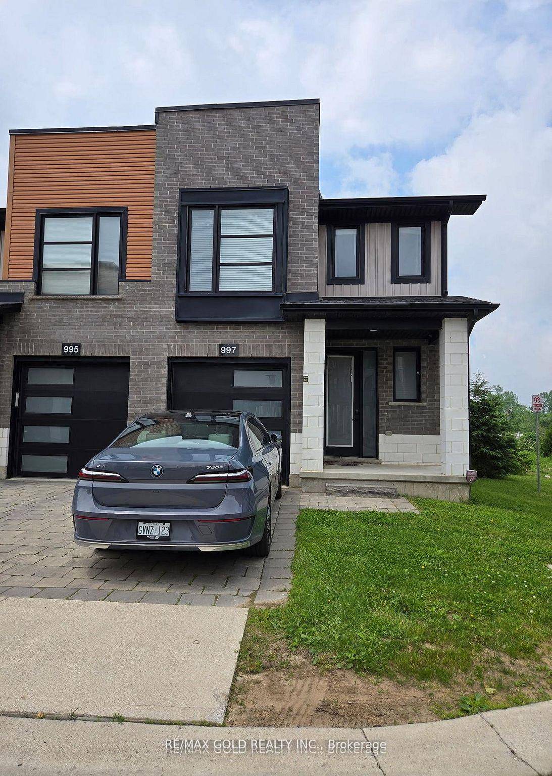 Sunny amp ; Bright Corner Unit Townhouse Like Semi Detached, This residence offers 1, 983 sq.