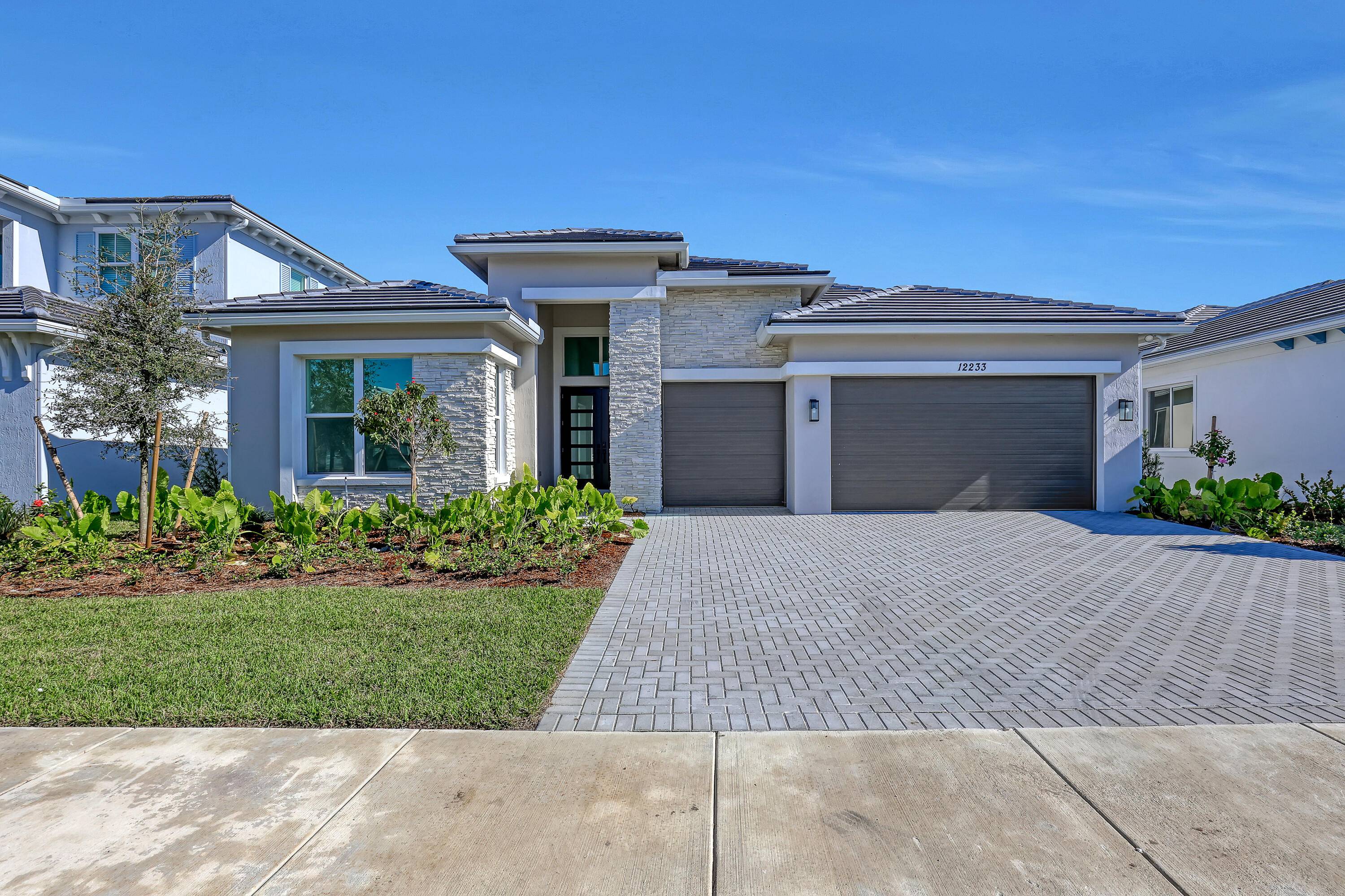Discover the epitome of lakeside luxury living at La Terre, Avenir's most sought after address.