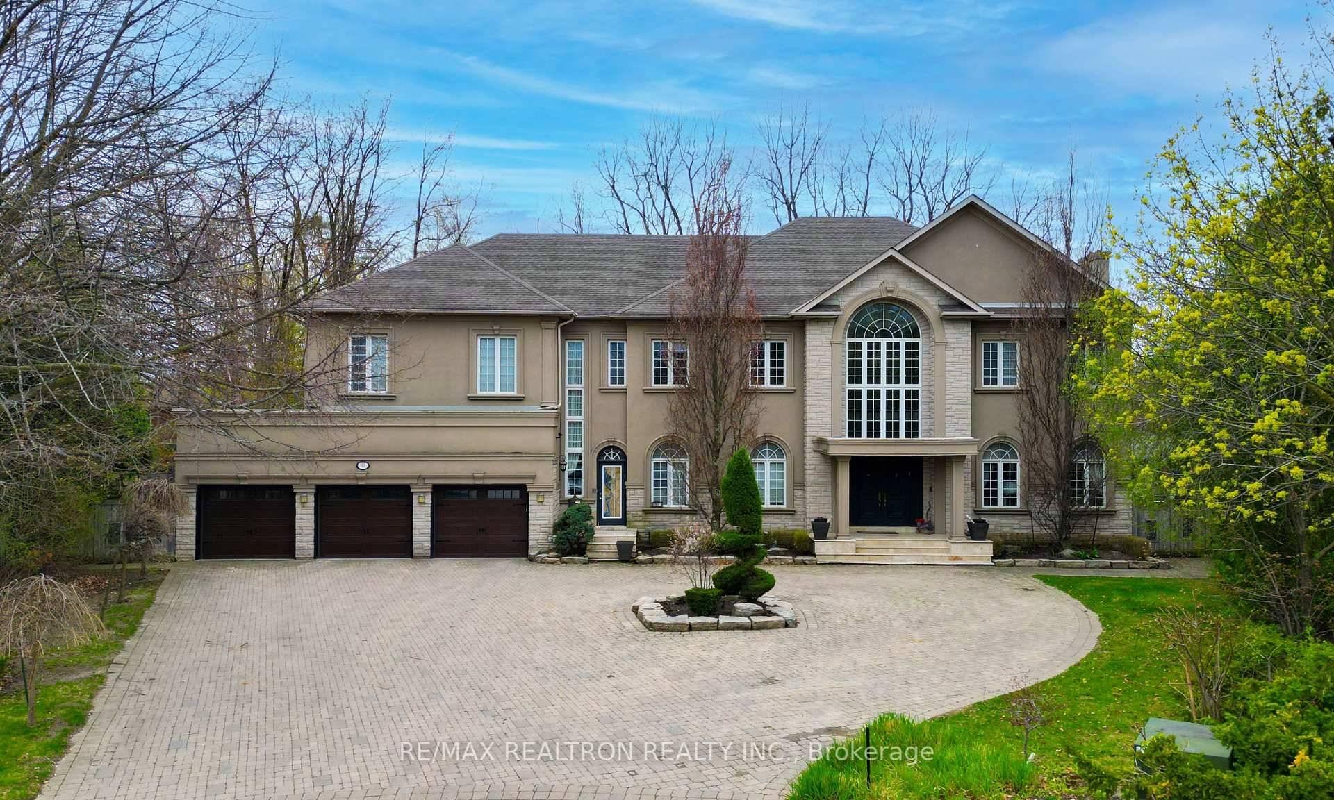 Welcome to an exceptional, rare offering on prestigious 'Renaissance Court' a quiet, private cul de sac in Thornhill's most sought after community.