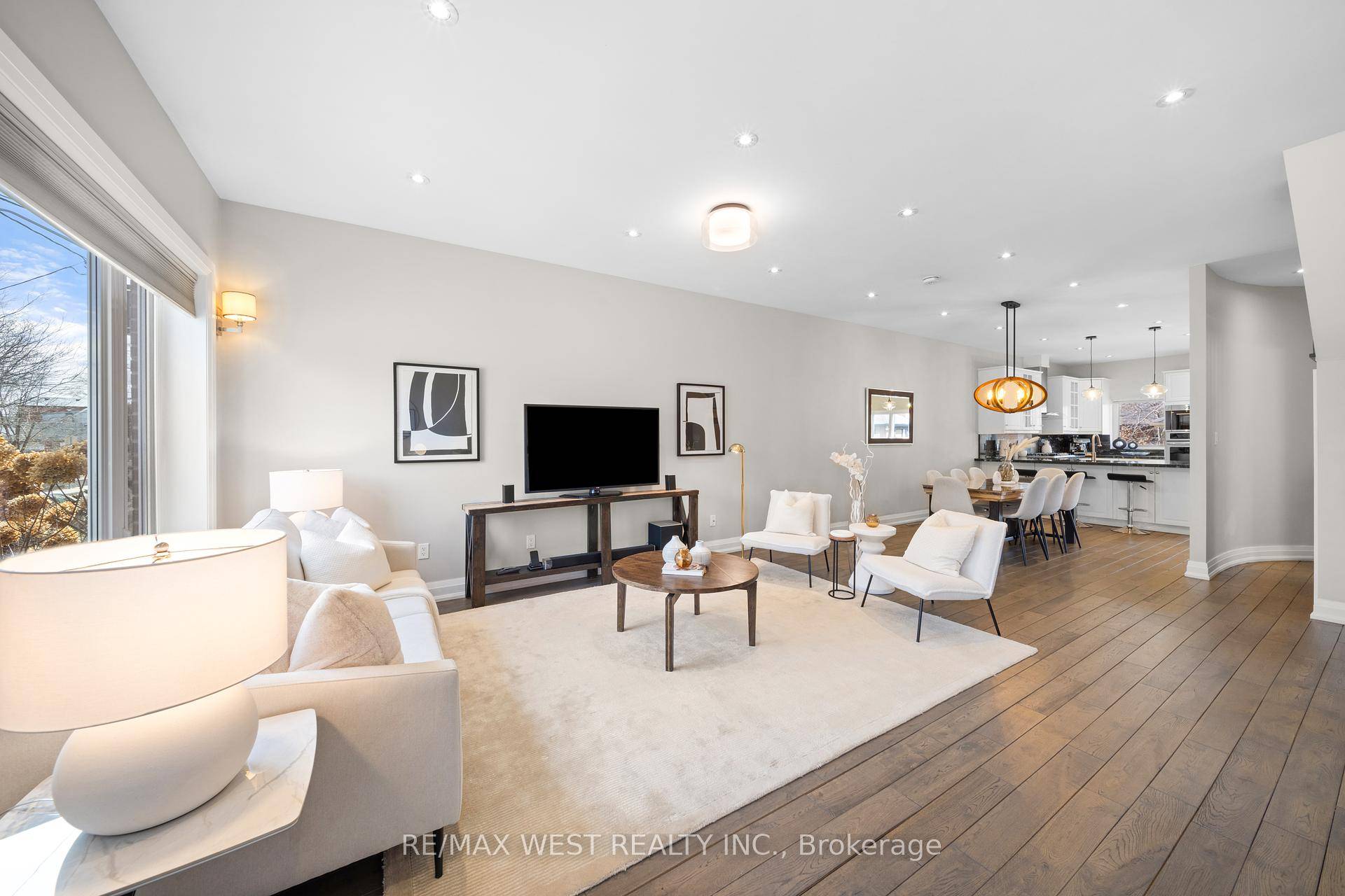 Welcome to 714 Willard Ave, an elegant 2 storey detached home with 3 2 bedrooms and 4 full bathrooms.