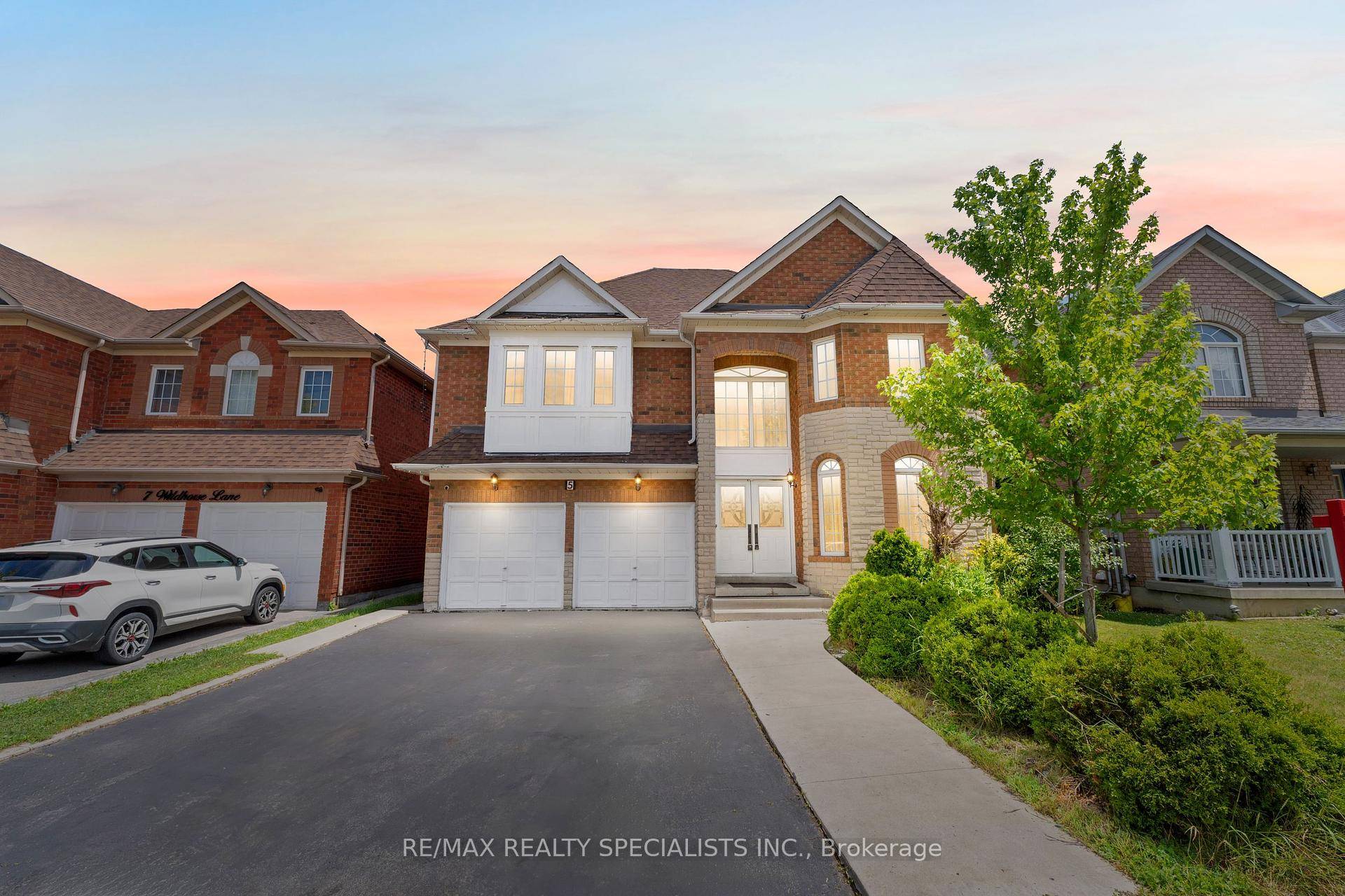 Welcome to this stunning, bright, and spacious detached home featuring a beautiful stone fac ade and nearly 4 3 bedrooms, 4 bathrooms, and parking for 6 vehicles.
