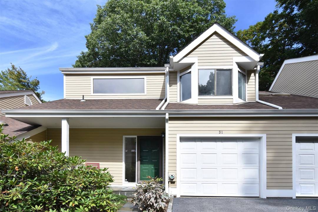 Discover this stylish townhouse in the heart of Irvington, New York, perfectly blending comfort and convenience.