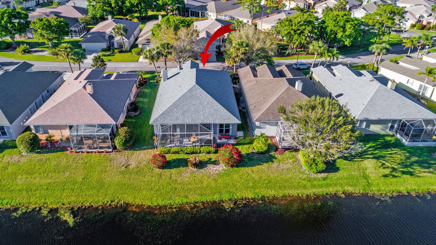UNBELIEVABLE HOUSE SITS ON WATER AND HAS WILDLIFE VISITS DAILY.