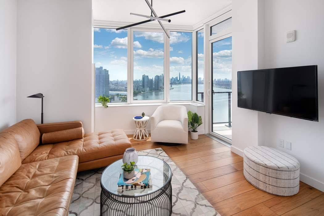 31H is a gracious and sophisticated south facing one bedroom apartment that offers prime unobstructed views of the East River and Manhattan skyline.