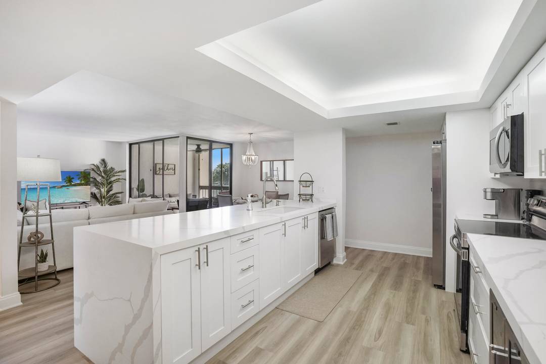 Beautifully renovated 2BR 2BA condo in Delray Racquet Club.