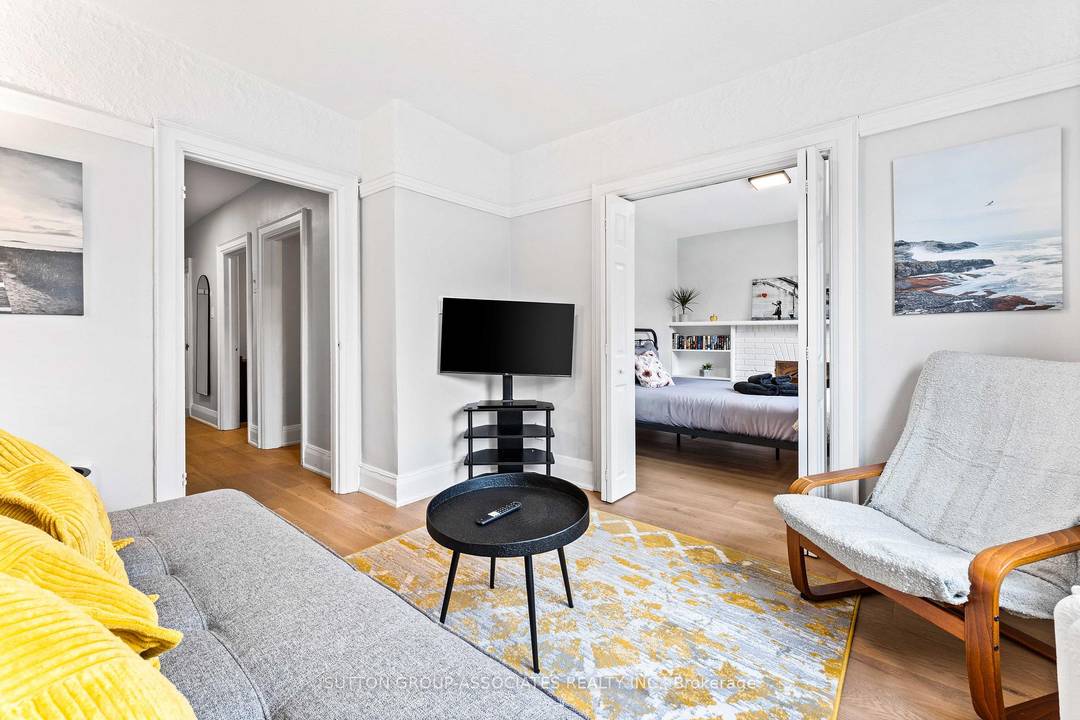 Newly renovated and FULLY furnished 2 bedroom in prime St Clair West location.