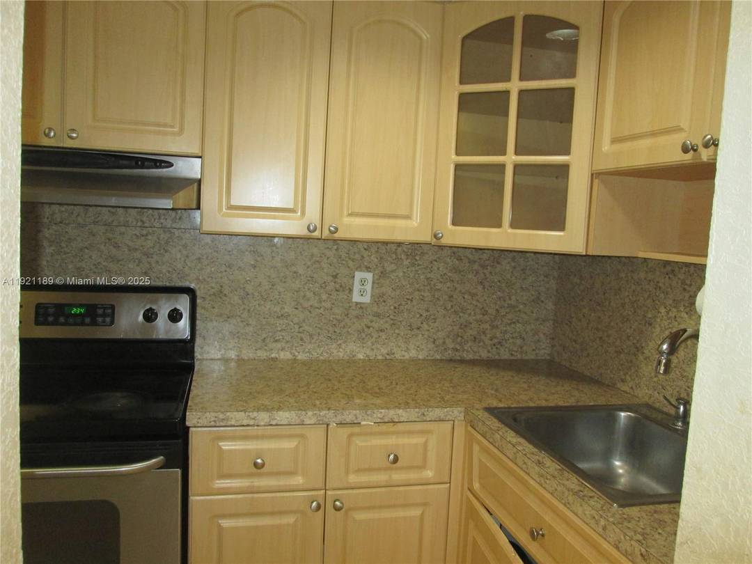 Cozy one bedroom, one bathroom apartment conveniently located on the first floor, perfect as your first home or for investment.