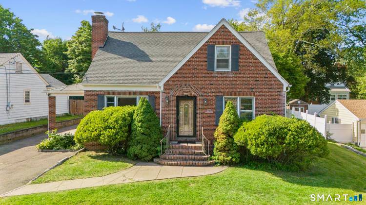 Beautiful 5BR, 2. 5BA Brick Cape in Bridgeport's North End Over 2, 000 Sq Ft of Living Space !