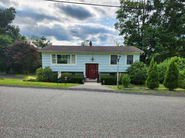 Welcome to this turnkey charming ranch !