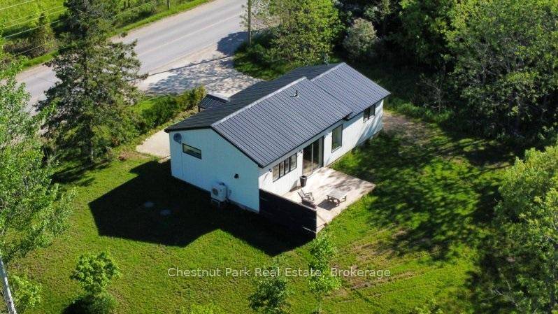 Welcome to this modern, chic retreat located on the doorstep of the Mad River and outskirts of the charming village of Creemore.