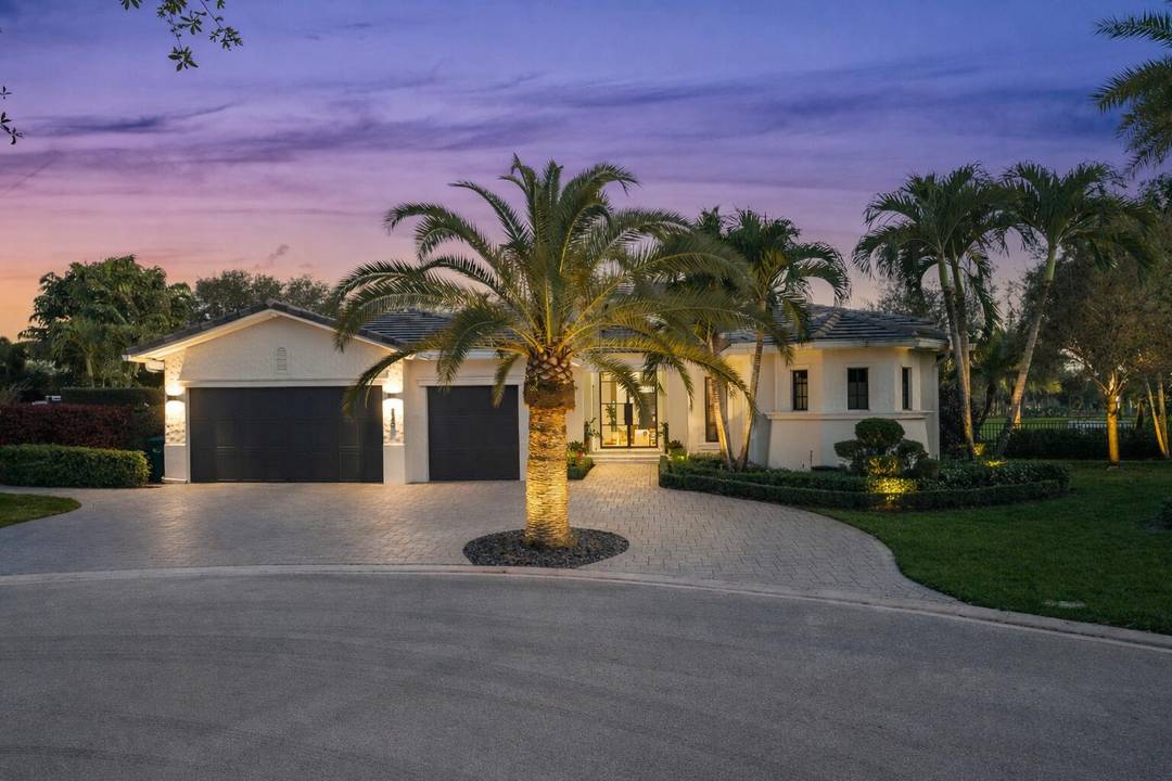 Custom built Luxury Pool Home in the prestigious Parkland Golf amp ; Country Club, ideally positioned on a private cul de sac overlooking the 11th green and 12th tee.
