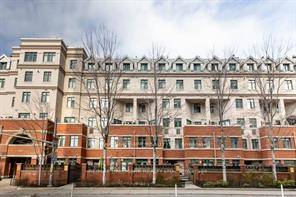 Fantastic 2 Bedroom Townhome In A Fabulous Location Just Steps To The Financial And Fashion Districts Of Toronto.