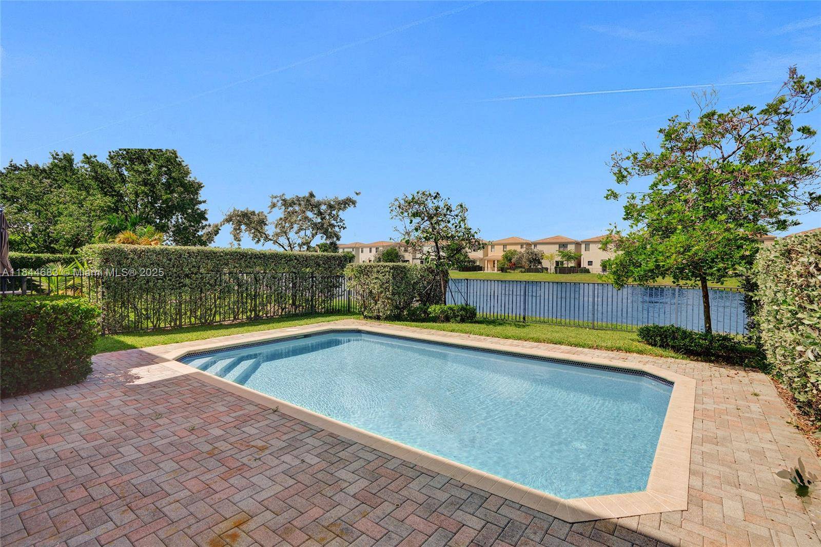 SPECTACULAR LAKEFRONT HOUSE WITH POOL 4BEDS 2 1 2 BTHS amp ; 2 CAR GARAGE !