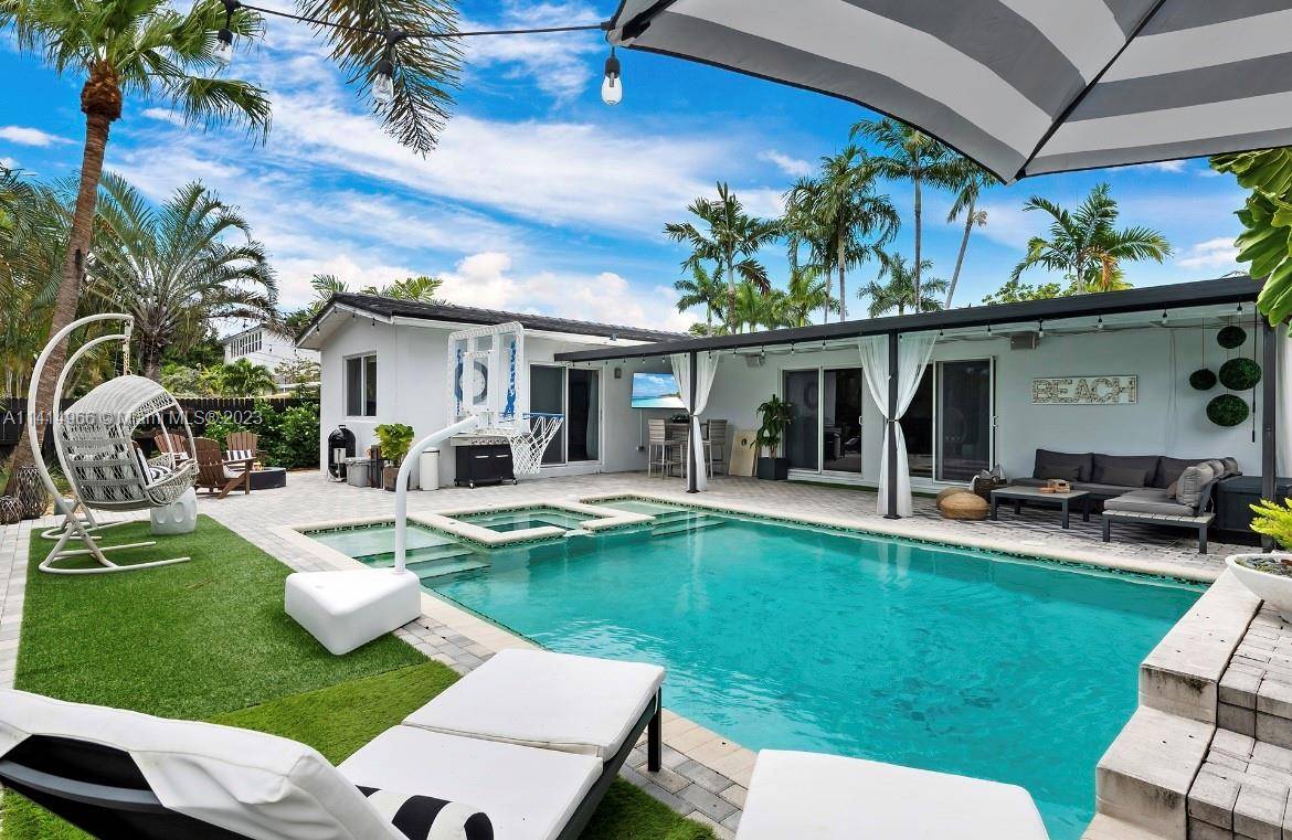 This stunning single family home boasts 3bed 2 baths.