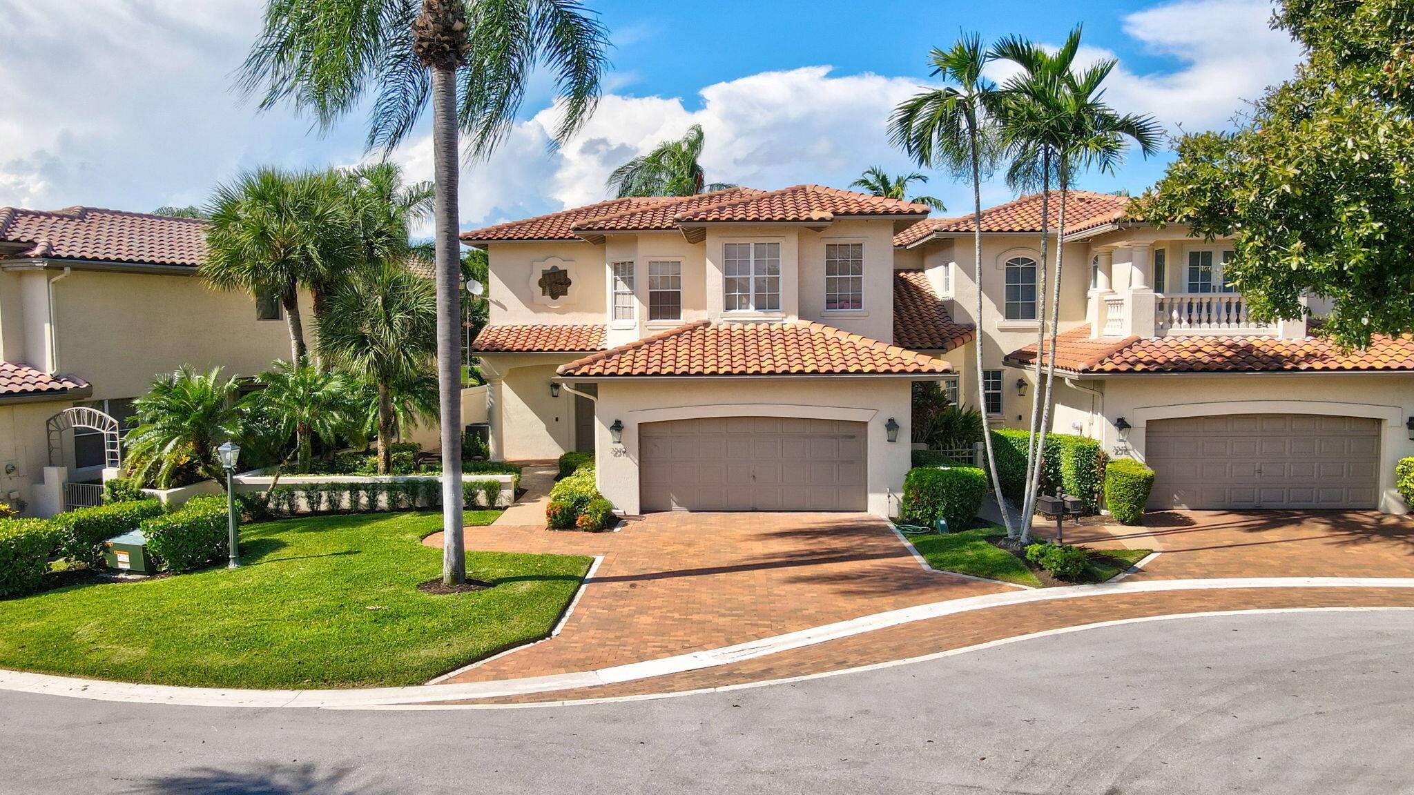 If you are looking for a beautiful home in Broken Sound, Look no more.