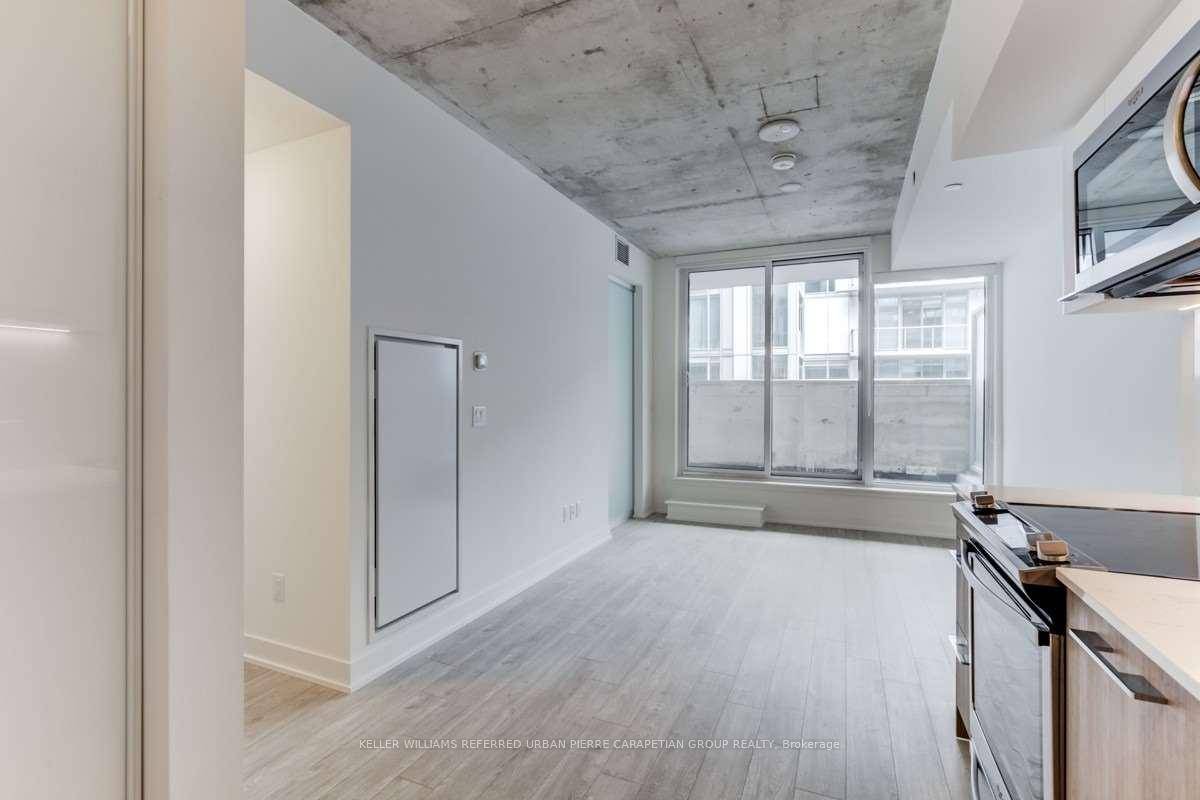 Take a swing at this perfectly laid out, 1 Bed, 1 Bath suite in Riverside Square your new home and community in Leslieville.