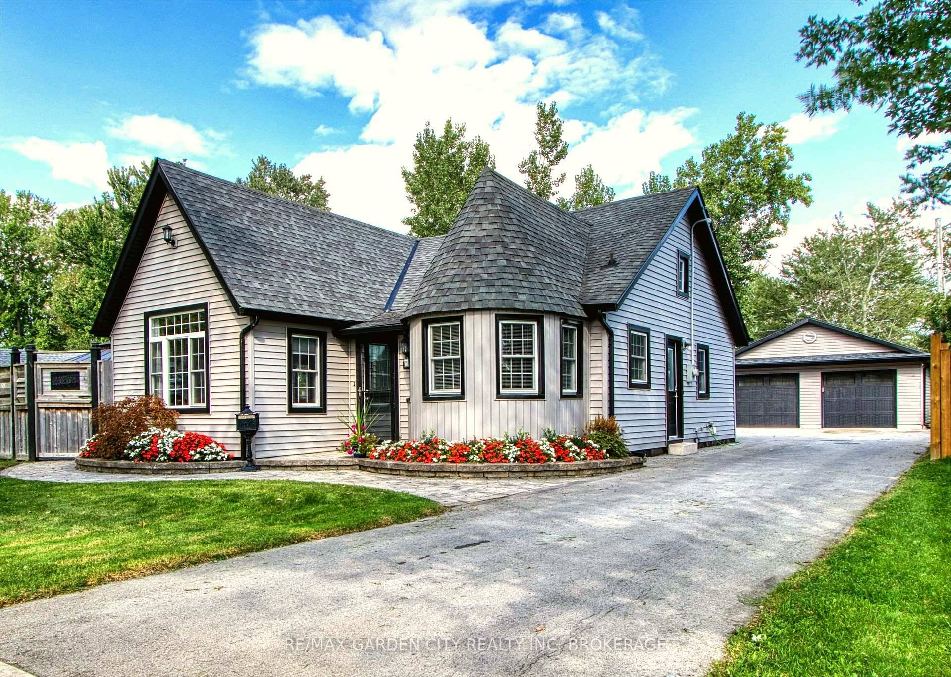 Renovated vinyl siding bungalow w 2018 20x24ft dble garage insulated amp ; heated in 2020, 2018 extra wide paved drive for 7 cars or RV !