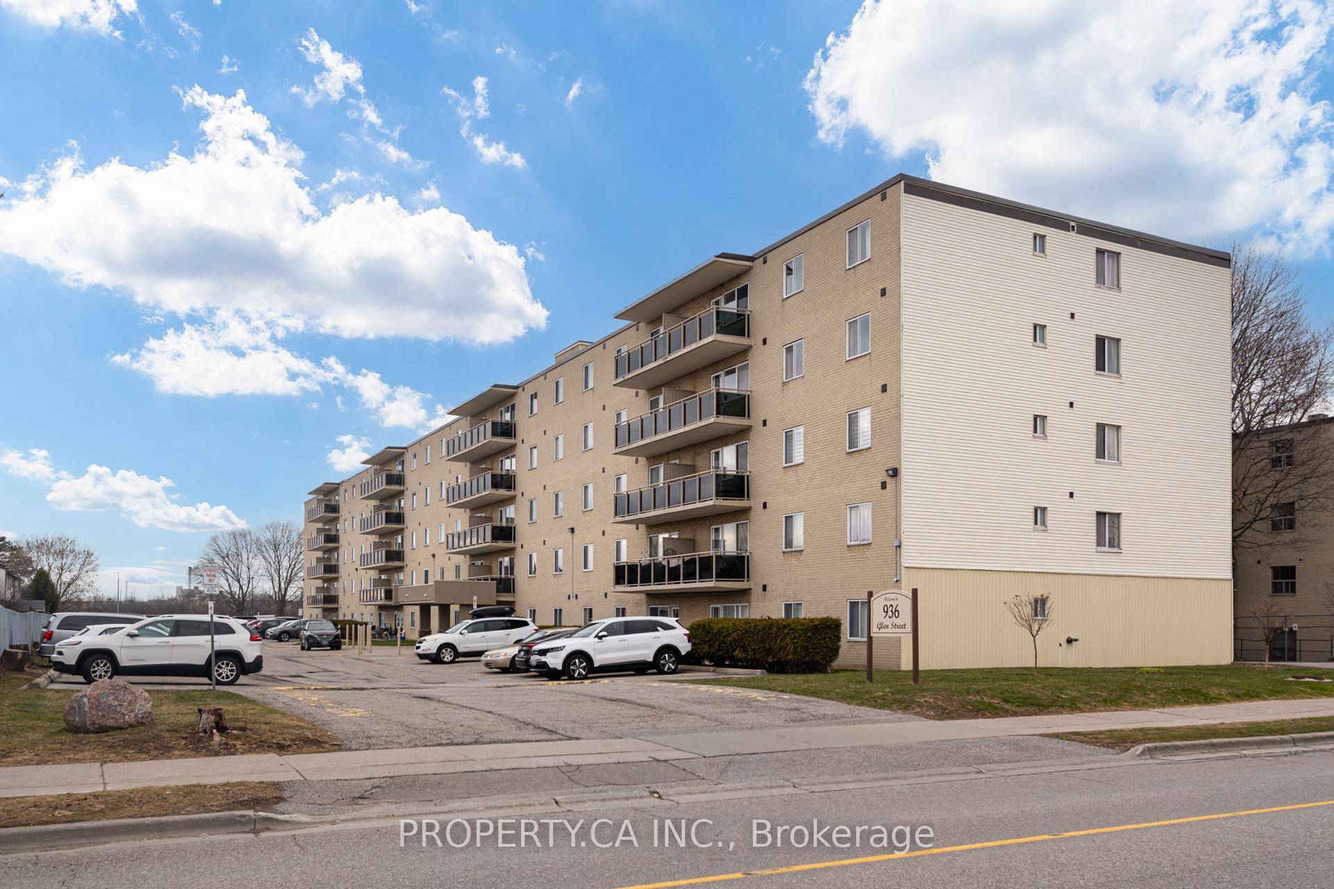 Bright amp ; Spacious 2 Bedroom Condo in Desirable Lakeview Community !