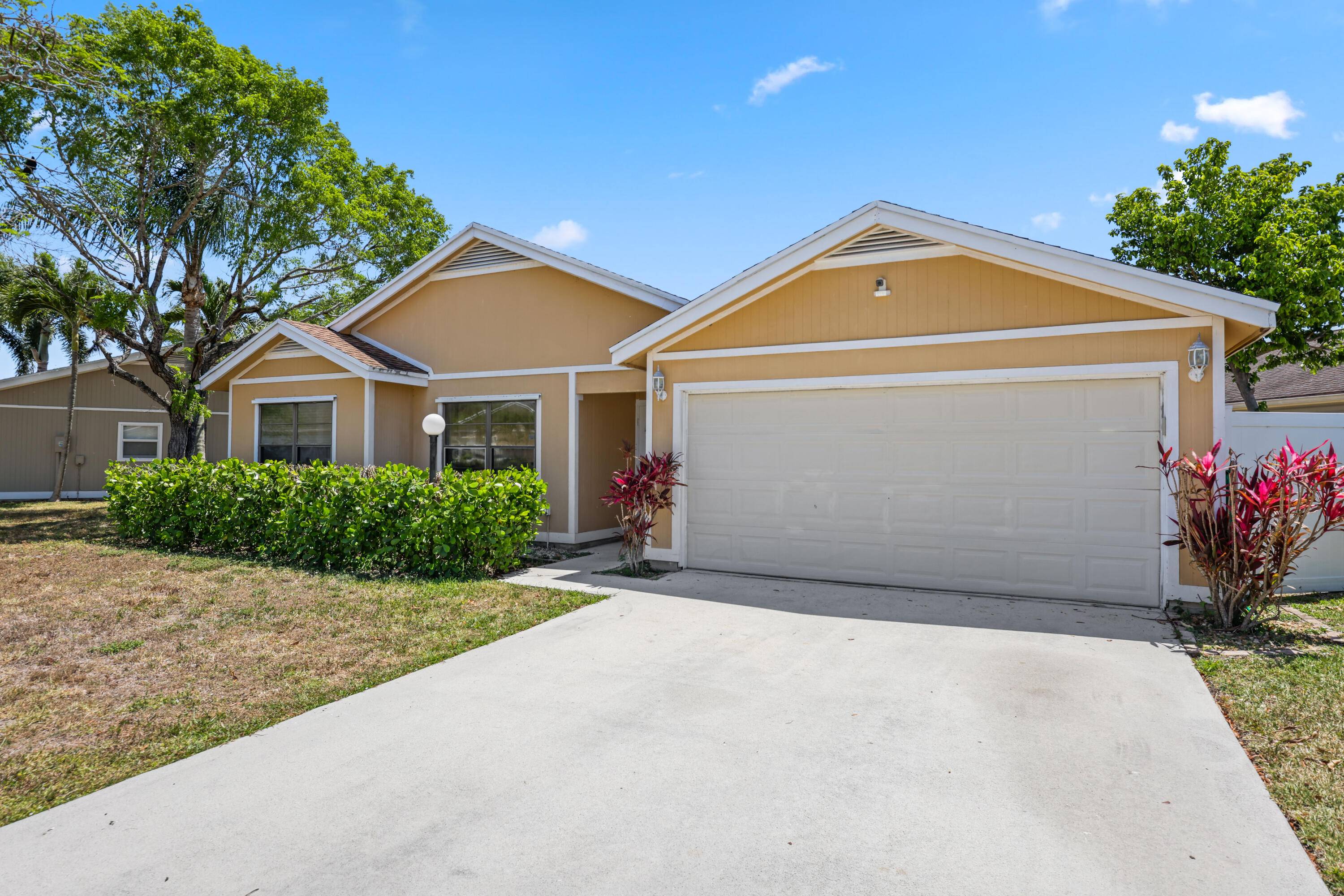 Welcome to your dream lakeside retreat !