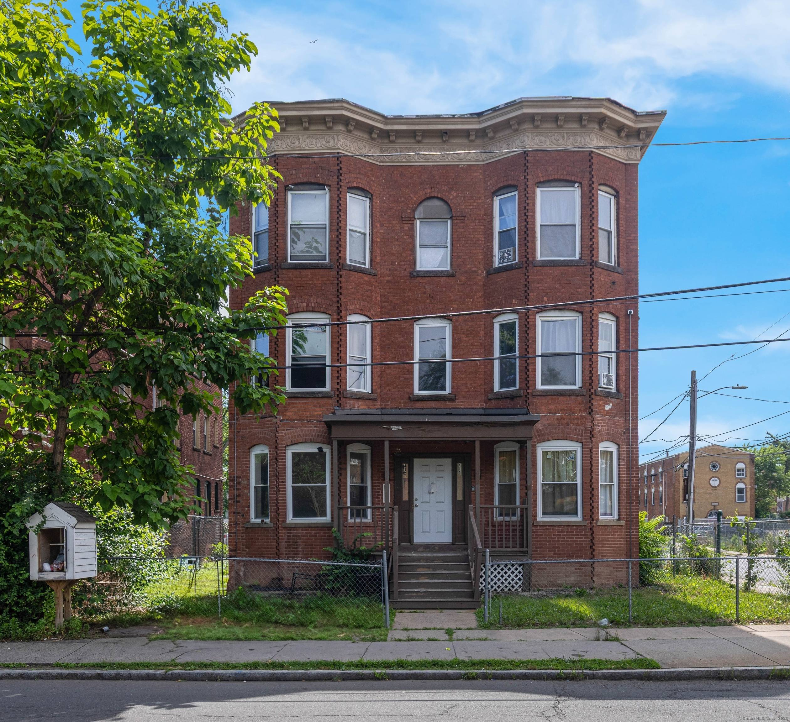 Excellent opportunity to acquire a cash flowing 6 unit brick building !