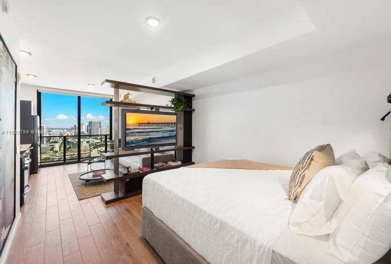 Welcome to this beautiful and amazing view of Biscayne Bay, Studio 1 bath with unobstructed views, luxury amenities and a preferential location in Downtown Miami.
