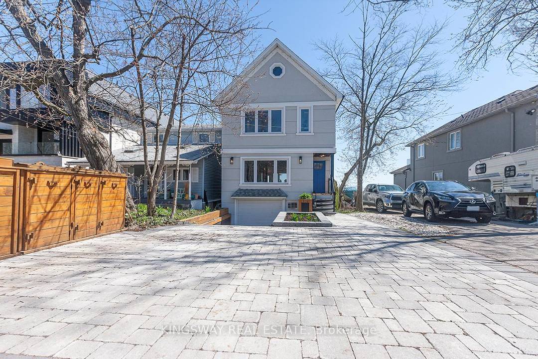 Exquisite Waterfront Property in Port Credit !