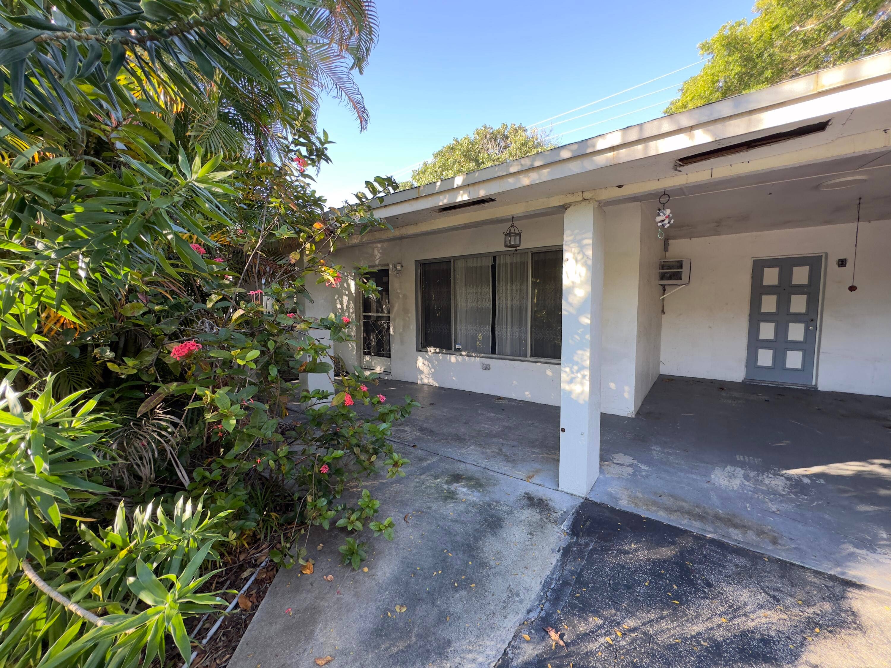 Spacious 2 bedroom, 1. 5 bathroom single family home nestled in the heart of Pompano Beach.